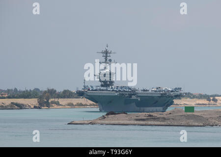 L'Egitto, il canale di Suez. Abraham Lincoln Strike gruppo (ABECSG) transitanti Canale di Suez, 9 maggio 2019. Nimitz-class portaerei USS Abraham Lincoln (CVN 72 Foto Stock