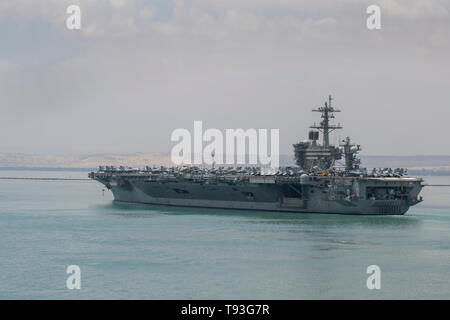 L'Egitto, il canale di Suez. Abraham Lincoln Strike gruppo (ABECSG) transitanti Canale di Suez, 9 maggio 2019. Nimitz-class portaerei USS Abraham Lincoln (CVN 72 Foto Stock