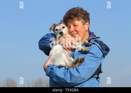 Donna e Parson Russell Terrier Foto Stock