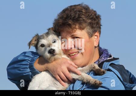 Donna e Parson Russell Terrier Foto Stock