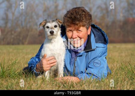 Donna e Parson Russell Terrier Foto Stock