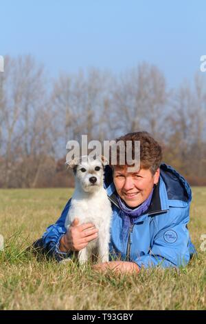 Donna e Parson Russell Terrier Foto Stock