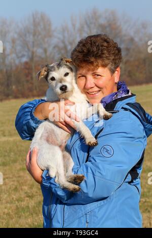 Donna e Parson Russell Terrier Foto Stock