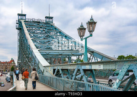 Situazione del traffico sullo storico ponte Blaues Wunder nel distretto di Loschwitz, Dresda, Sassonia, in Germania, in Europa. Foto Stock