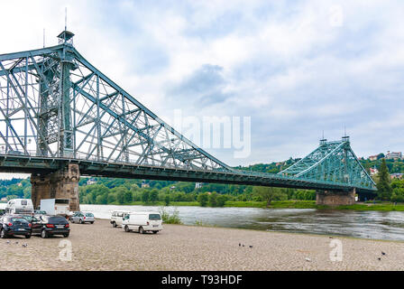 Lo storico Fiume Elba ponte Blaues Wunder visto dal distretto di Blasewitz, Dresda, Sassonia, in Germania, in Europa. Foto Stock