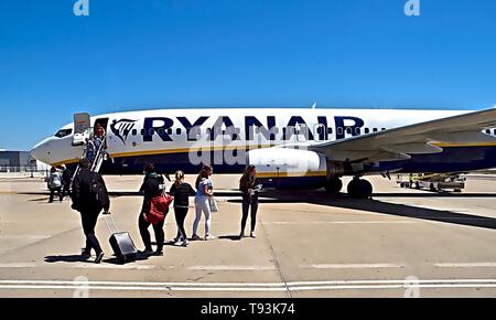 Aeroplano della compagnia aerea Ryanair presso la pista di atterraggio di un aeroporto Foto Stock