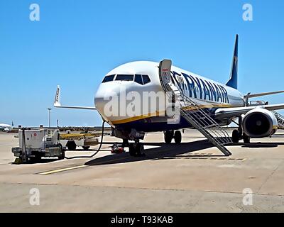 Aeroplano della compagnia aerea Ryanair presso la pista di atterraggio di un aeroporto Foto Stock