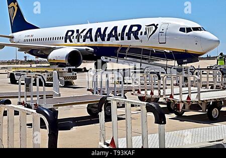 Aeroplano della compagnia aerea Ryanair presso la pista di atterraggio di un aeroporto Foto Stock