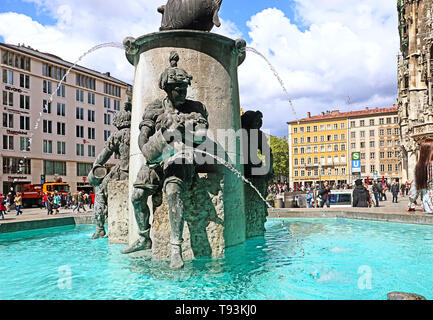 Monaco di Baviera, Germania - la fontana Fischbrunnen nella Marienplatz di München Monaco di Baviera costruito nel 1954 utilizzando la parte di un vecchio neo-gotica fontana distrutta nella Seconda guerra mondiale Foto Stock