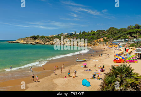 Praia da Oura in estate, nei pressi di Albufeira, Algarve, PORTOGALLO Foto Stock