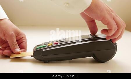 Lo sfioramento a mano carta di credito nel negozio. Mani femminili con carta di credito e bonifico terminale. Immagine a colori di un POS e carte di credito Foto Stock