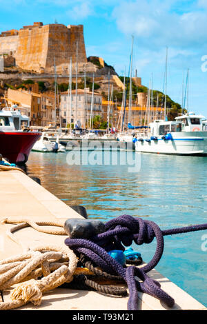 Una veduta del porto di Bonifacio in Corsica, Francia, con la sua famosa cittadella in background sulla cima di un promontorio Foto Stock