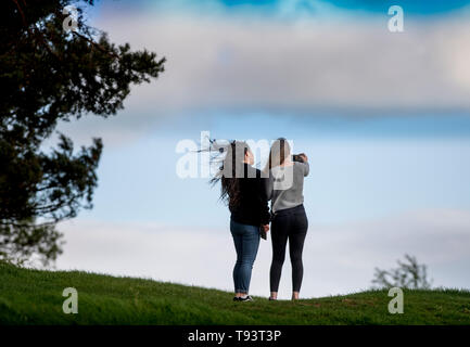 Due ragazze prendere un 'selfie' su Windy Hill, Regno Unito Foto Stock