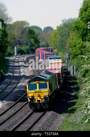 Classe 66 locomotiva diesel tirando un freightliner treno a Hatton Bank, Warwickshire, Regno Unito Foto Stock