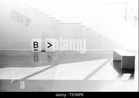 Pavimento di cemento e scalone interno Foto Stock