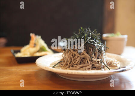 Soba noodle con gamberi fritti Foto Stock