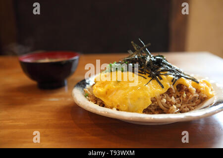 Riso fritto in stile giapponese , omu soba meshi teishoku Foto Stock