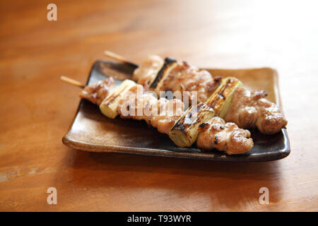 Il cibo giapponese Yakitori di pollo alla griglia Foto Stock