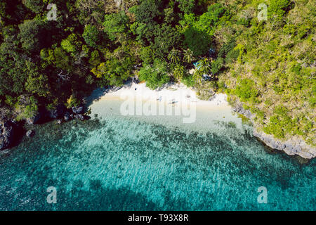 Vista dall'alto in basso della spiaggia tropicale con acque turchesi e la sabbia bianca Foto Stock