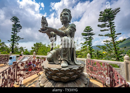 Hong Kong Cina - Le statue intorno alla grande statua del Buddha Foto Stock