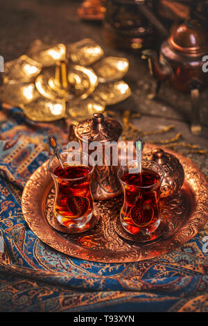 Tazza di tè turco serviti in stile tradizionale Foto Stock