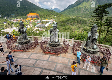 Hong Kong Cina - Le statue intorno alla grande statua del Buddha Foto Stock