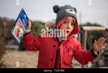 La gioia di un bambino davanti a un dono. Molto sopraffatto dal fatto che egli ha ricevuto una nuova scatola di matite colorate. Foto Stock