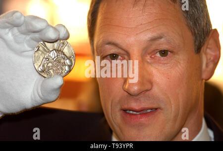 Sportivi scozzesi, grande sprinter Allan Wells nella foto al lancio della Scottish Sports Hall of Fame presso il Royal Museum of Scotland, Edimburgo, oggi ( venerdì 30/11/01). con la medaglia d'oro olimpica ha vinto da Eric Liddell nel 1924 giochi. Foto Stock