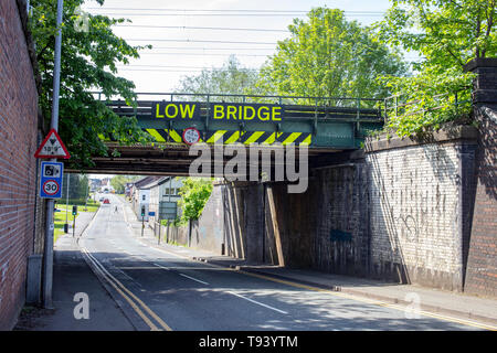 Ponte Basso segnale di avvertimento sul ponte ferroviario nel Cheshire Regno Unito Foto Stock