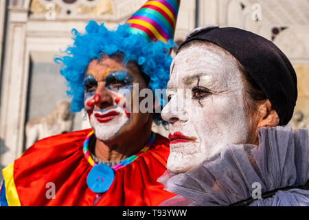 Due come clown persone mascherate in splendidi costumi creativi, celebra il Carnevale Veneziano Foto Stock