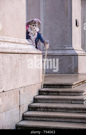 Ritratto di un masculin persona mascherata in un bellissimo costume di creative, ponendo sulla isola di San Giorgio di Maggiore, celebra il Carnevale Veneziano Foto Stock