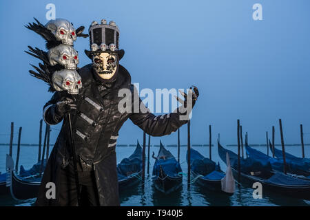 Ritratto di un masculin persona mascherata in un pauroso costume creative, ponendo al Grand Canal, il Canal Grande, celebra il Carnevale Veneziano Foto Stock