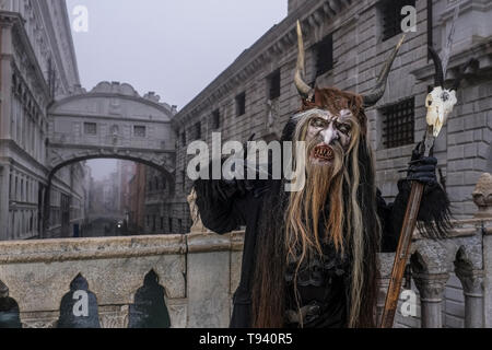 Ritratto di un masculin persona mascherata in un pauroso costume creative, ponendo al Grand Canal, il Canal Grande, celebra il Carnevale veneziano, il ponte o Foto Stock