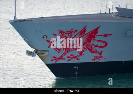 Disegno di un drago rosso a prua del cacciatorpediniere HMS Dragon della Royal Navy. Foto Stock