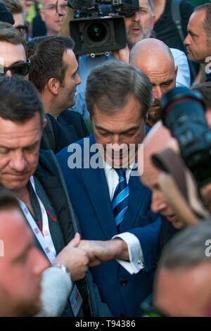 Nigel Farage lasciando lo stadio dopo il suo discorso in piazza del Parlamento per il 29 marzo 2019 il giorno in cui la Gran Bretagna era destinata a lasciare l'UE. Foto Stock