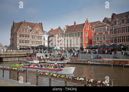 Fiume Leie waterfront, turisti barche a vela sul fiume, Ghent, Belgio, Europa Foto Stock