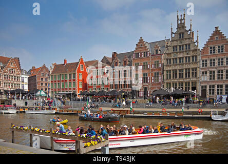 Fiume Leie waterfront, turisti barche a vela sul fiume, Graslei è un molo nel centro storico della città di Gand, Belgio, Europa Foto Stock