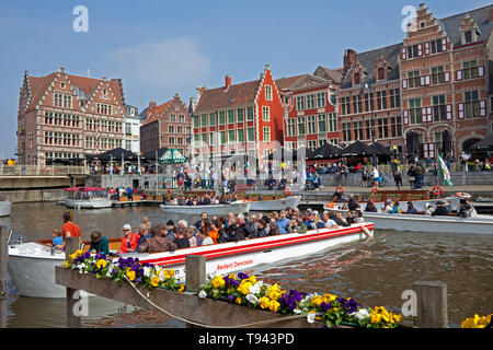 Fiume Leie waterfront, turisti barche a vela sul fiume, Ghent, Belgio, Europa Foto Stock