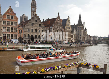 Fiume Leie waterfront, turisti barche a vela sul fiume, Graslei è un molo nel centro storico della città di Gand, Belgio, Europa Foto Stock