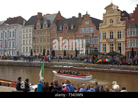 Fiume Leie waterfront, turisti barche a vela sul fiume, Graslei è un molo nel centro storico della città di Gand, Belgio, Europa Foto Stock