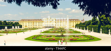 Vienna, Austria 2013-07-08 vista in giardini del Palazzo di Schonbrunn UNESCO. I turisti a piedi attraverso i giardini. Foto Stock