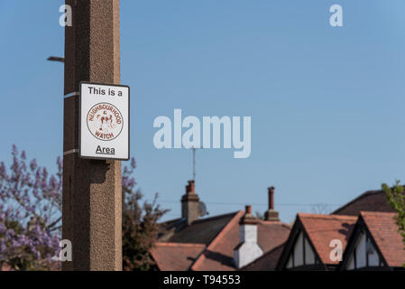 Neighborhood Watch. Neighborhood Watch. Segno su un lampione con proprietà, case. Questo è un quartiere di guardare area. Locale schema di protezione Foto Stock