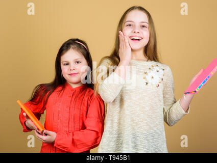 Favola preferita. Sorelle pick libri da leggere insieme. Adorabili ragazze amano i libri. Diari segreti o un diario personale. Smart è grande. I ragazzi ragazze con libri e quaderni. Educazione e letteratura per bambini. Foto Stock