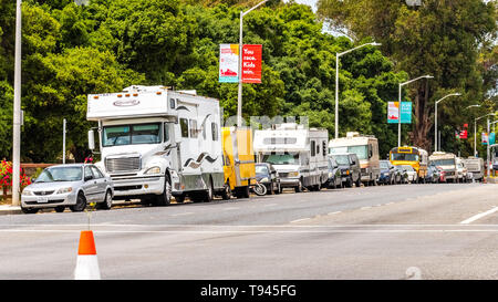 9 maggio 2019 Palo Alto / CA / STATI UNITI D'AMERICA - Camper e camper parcheggiato sul lato di El Camino Real, vicino a Stanford in San Francisco Bay Area, Silicon Valley; Foto Stock