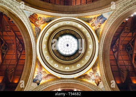 9 maggio 2019 Palo Alto / CA / STATI UNITI D'AMERICA - Cupola e lucernario della chiesa commemorativa presso la Stanford Foto Stock