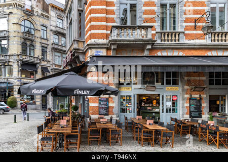 Tavoli sedie di nad al di fuori del Café Leffe, Place du Grand Sablon, la storica città alta di Bruxelles ,Belgio Foto Stock