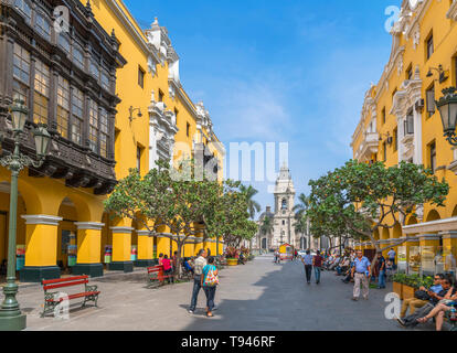 Il Pasaje Santa Rosa guardando verso la cattedrale in Plaza de Armas (Plaza Mayor), Centro Historico (centro storico), Lima, Perù, Sud America Foto Stock