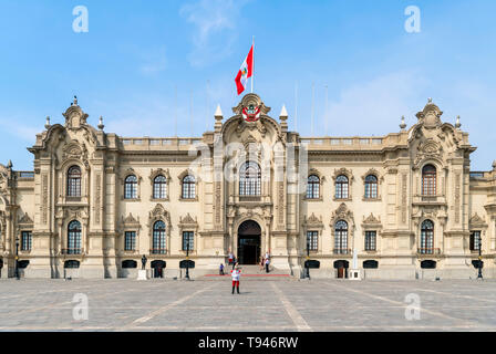 Palacio del Gobierno (Palazzo del Governo), Plaza de Armas (Plaza Mayor) nel centro storico (Centro Historico), Lima, Perù, Sud America Foto Stock