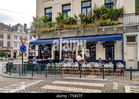 Persone bere e mangiare seduti ai tavoli all'esterno Chez Richard nel quartiere Sablon di Bruxelles ,Belgio Foto Stock