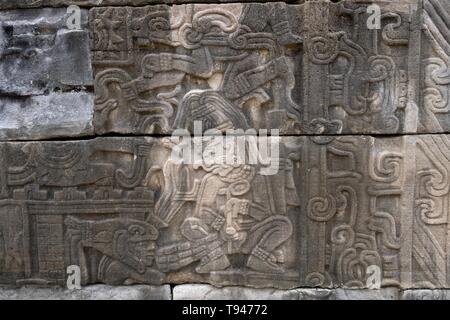 Intagliato pannelli in rilievo sulle pareti del Sud Ballcourt al pre-Colombiano complesso archeologico di El Tajin in Tajin Veracruz, Messico. El Tajín fiorita da 600 a 1200 CE e durante questo tempo numerosi templi, palazzi, ballcourts, e le piramidi sono state costruite dai Totonac persone ed è uno dei più grandi e importanti città dell'epoca classica della Mesoamerica. Foto Stock